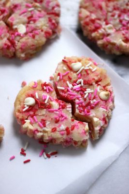 CONFETTI WHITE CHOCOLATE HEARTS